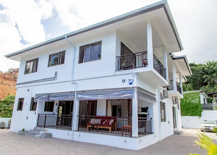 2-Bed Apt Sleeps 4 Near Beau Vallon Beach