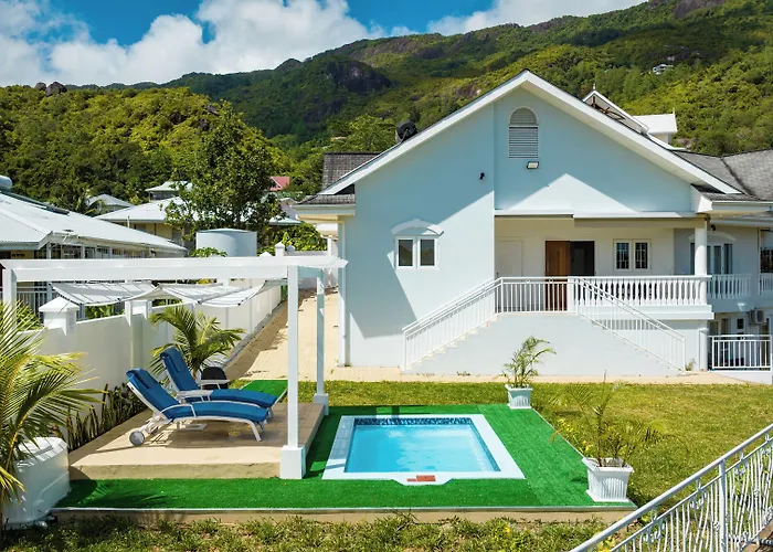 2 Bed Villa - Sleeps 4 - Pets - Pool - Garden