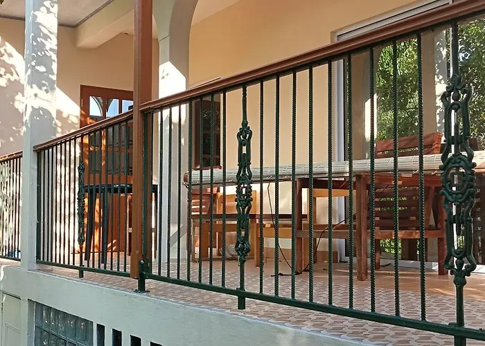 Skyline View Garden Apartment