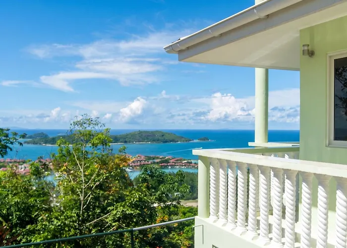 Elegant Villa With Sea View In Victoria
