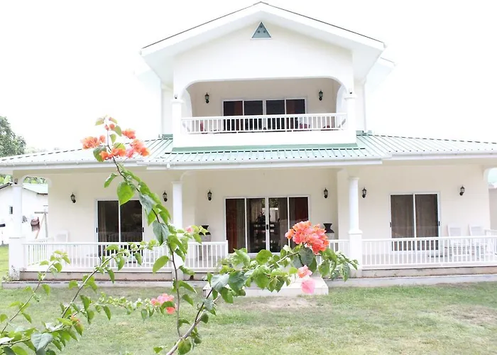 Julie'S Holiday Home